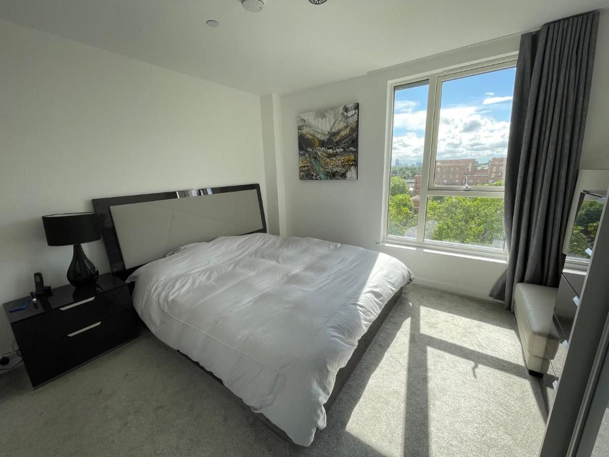 Modern Penthouse Flat With Free Indoor Parking Apartment London Exterior photo